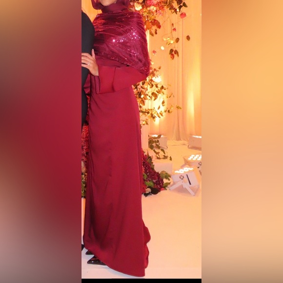 Dresses & Skirts - Elegant Burgundy Evening Gown